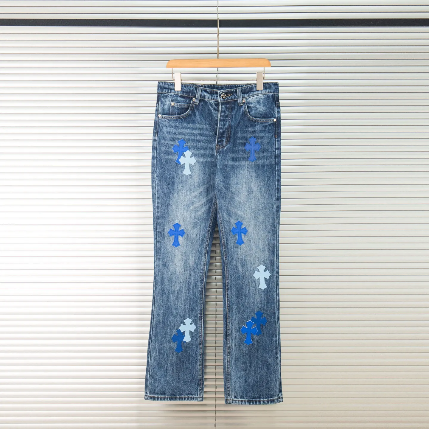 P260 Chrome Hearts Miami-limited blue pants, blue leather cross couple jeans, hot trend this season, sought after by countless celebrities and fashionistas. The neat details of the cutting process add color to the playful fashion! The neat and meticulous design, and the well-fitting structure is unique. The upper body not only has outstanding recognition, but also looks younger and younger. A style with the ultimate wearing meaning and performance, gorgeous color matching, and the craftsmanship of this style is also extremely extraordinary. After the finished product is washed, it is disassembled and hand-made with sheepskin cross leather and then spliced ​​together to complete. The whole piece has too many craftsmanship to describe. It is decorated with patchwork cross flowers and high-waisted washed jeans! ! Absolutely high-end luxury product, a god-level single product, a super popular product, made by top heavy industry, a magic weapon that cannot be missed to hit the streets. Style number: 1832 Size: 28 30 32 34 36 Color: blue